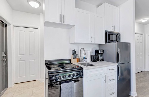La Hacienda Apartment | SPACIOUS STUDIO, WASHER/DRYER, BACK YARD, BBQ