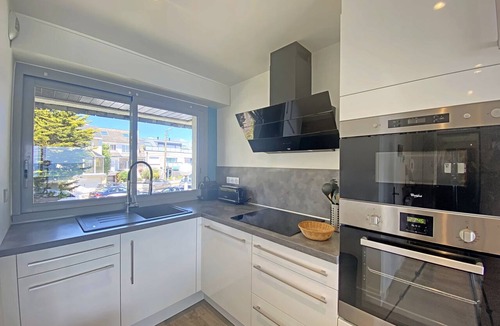 Larmor-Plage Apartment | Spacious studio with terrace, sea and shops 700m, private parking, Wi-Fi included