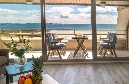 Larmor-Plage Apartment | Spacious studio with terrace, sea and shops 700m, private parking, Wi-Fi included