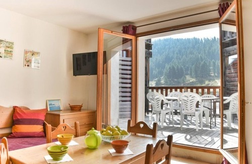 Montgenevre Apartment | Spacious Studio with Terrace, South-Facing, Ski-In/Ski-Out, Pet-Friendly in Montgenèvre