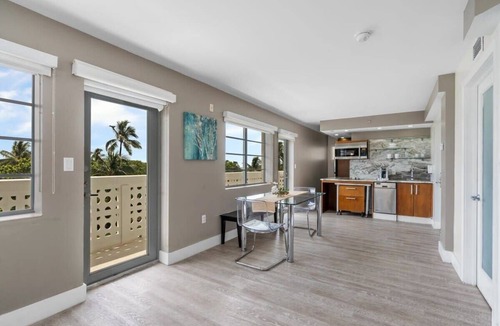 South Beach Condo | Spacious Studio with Roof Top Pool & Bar