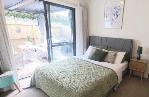 Silverdale House | Spacious Studio with Terrace Near Orewa Beach