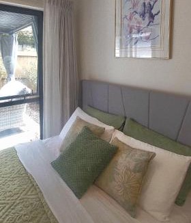 Silverdale House | Spacious Studio with Terrace Near Orewa Beach