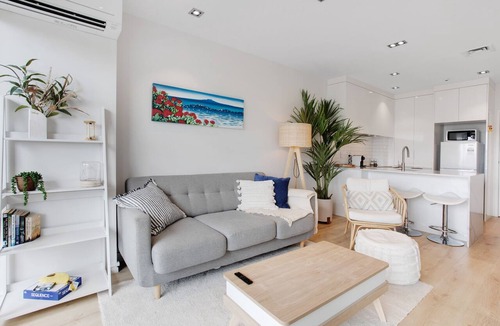 Takapuna Apartment | Spacious Stylish 2BR Carpark Aircon