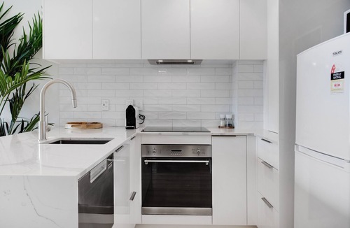 Takapuna Apartment | Spacious Stylish 2BR Carpark Aircon