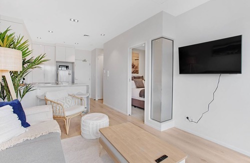 Takapuna Apartment | Spacious Stylish 2BR Carpark Aircon