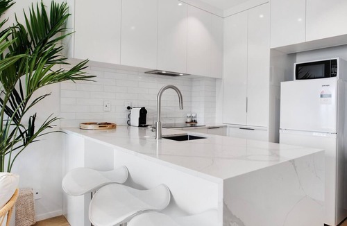 Takapuna Apartment | Spacious Stylish 2BR Carpark Aircon