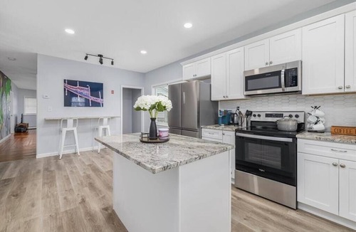 Elmhurst House | Spacious & Stylish 5 -bed 2 bath house in charming Providence, a block from PC