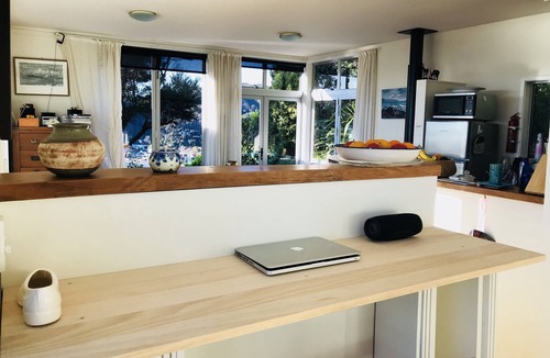 Lower Hutt House | Spacious & stylish Gum Tree studio over looking whole Wellington harbour