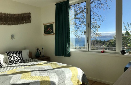 Lower Hutt House | Spacious & stylish Gum Tree studio over looking whole Wellington harbour