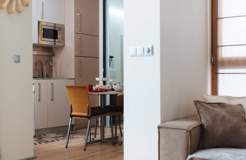 Alfalfa Apartment | SPACIOUS & STYLISH - HEARTH OF HISTORICAL CENTRE