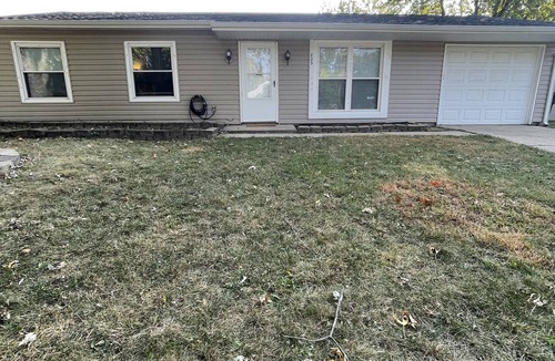 Lafayette House | Spacious suburb home close to lots of restaurants, Downtown, and Purdue!