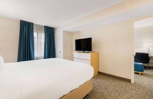 Arrowood Hotel | Spacious Suite 3 Miles Away Carowinds Park & 6 Miles Away SouthPark Mall