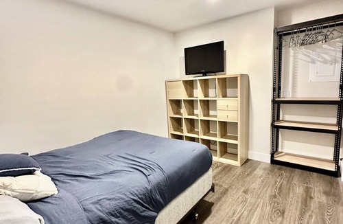Uptown House | Spacious suite, conveniently located in New Westminster!