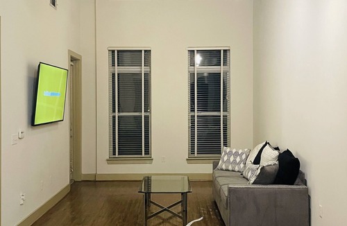 Lindridge-Martin Manor Apartment | SPACIOUS SUITE IN PRIME LOCATION