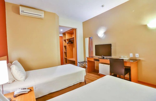 Vila Hortolandia Hotel | Spacious Suite | Outdoor Pool | Near Rota Turística da Uva