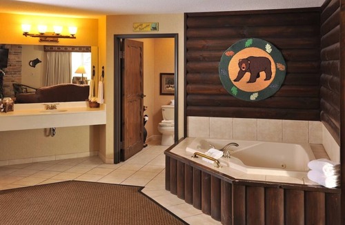 Onalaska Hotel | Spacious Suite w/Whirlpool & Free Parking | 6mi to Hamlin Homestead