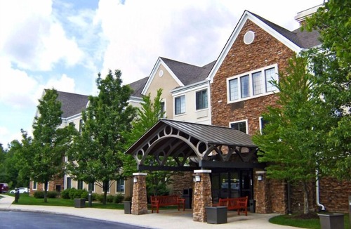 Auburn Hills Hotel | Spacious Suite with Outdoor Pool, Kitchen & Free Breakfast at Auburn Hills!