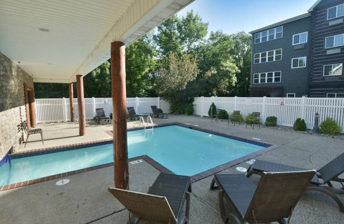 Johnston Hotel | Spacious Suites w/Whirlpool | 4.2 mi to Iowa Gold Star Military Museum