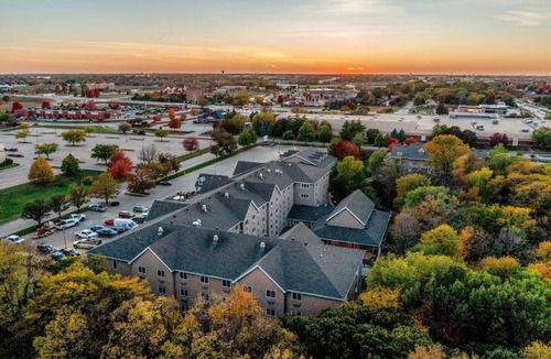 Johnston Hotel | Spacious Suites w/Whirlpool | 4.2 mi to Iowa Gold Star Military Museum