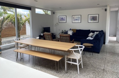Whangapoua House | Spacious sun-drenched family living