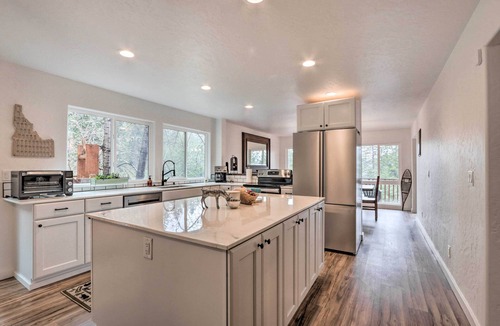Worley Cottage | Spacious Sun-up Bay Cabin, 20 Min to Downtown Cda!