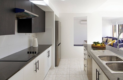 Prestons House | Spacious, Sunlit & Recently Renovated Family Home - 4BD & Hotel Quality Bedding