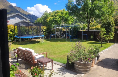 Arthur's Point House | Spacious Sunny 4 Bedroom Home located just 5 min drive from Queenstown's centre