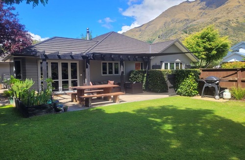 Arthur's Point House | Spacious Sunny 4 Bedroom Home located just 5 min drive from Queenstown's centre
