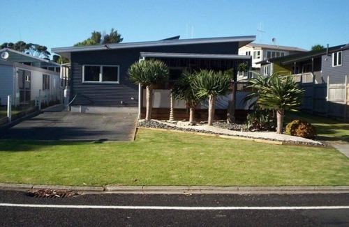 Whiritoa House | Spacious, sunny, modern bach.