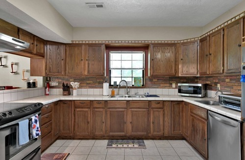 Coldspring House | Spacious Texas Ranch Retreat with Cowboy Pool and Fire Pit Near Lake Livingston, Coldspring TX