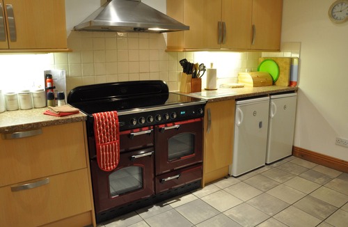 West Lulworth Cottage | Spacious Thatched Cottage in Lulworth Cove, Dorset. Sleeps 10. 5 min walk to sea