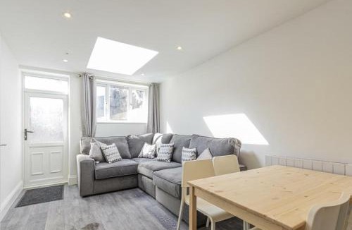 Roath Apartment | Spacious Three Bedroom City Centre Flat with Courtyard