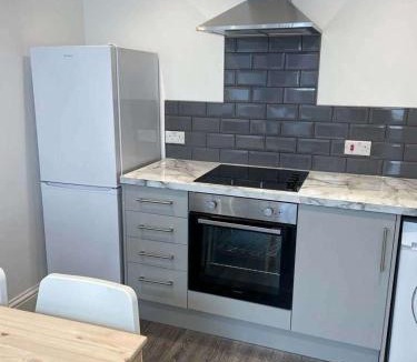 Roath Apartment | Spacious Three Bedroom City Centre Flat with Courtyard