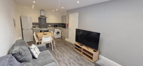 Roath Apartment | Spacious Three Bedroom City Centre Flat with Courtyard