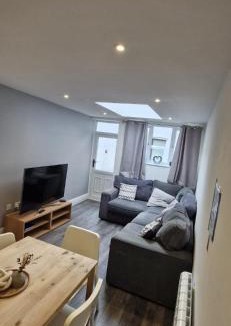 Roath Apartment | Spacious Three Bedroom City Centre Flat with Courtyard