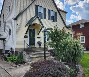 Parma House | Spacious Three Bedroom Parma Home Sleeps six Near Cleveland