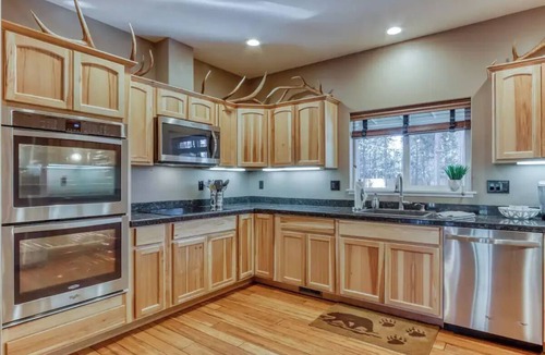 Oregon Water Wonderland Apartment | Spacious Three Rivers Lodge✦Fenced .5 Acre✦Hot Tub