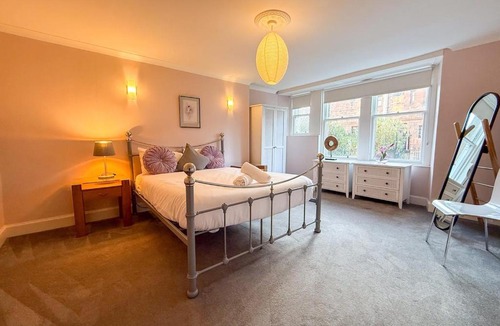 North West Apartment | Spacious Three Storey West End Home - 3 bedroom