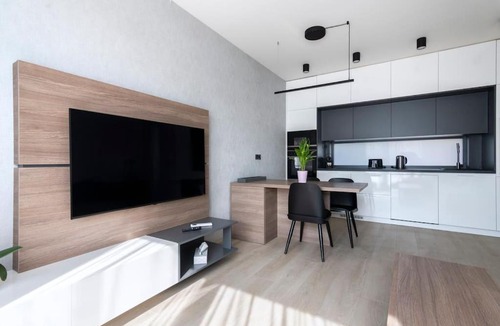 Kosire Apartment | Spacious Top Floor Flat, Air Conditioning, Free Parking, 200Mb WiFi