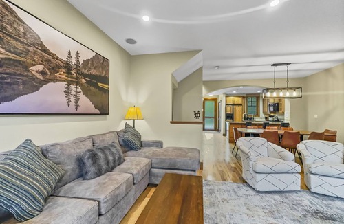Copper Mountain Village House | Spacious Town Home, Short Walk to Lifts, Private Hot Tub 144C