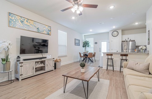 San Antonio House | Spacious townhome just minutes away from Sea World and Fiesta Texas!