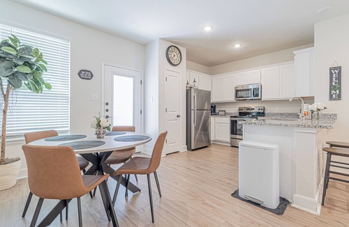 San Antonio House | Spacious townhome just minutes away from Sea World and Fiesta Texas!