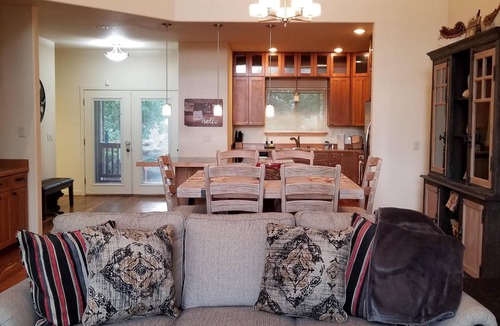 Klamath Falls House | Spacious Townhome in the Running Y Resort!