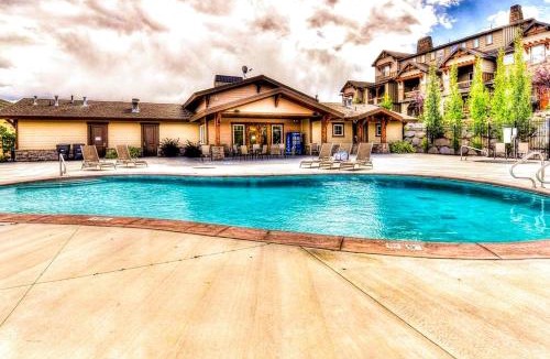 Park City House | Spacious townhome with pool private hot tub & clubhouse - Dog Friendly