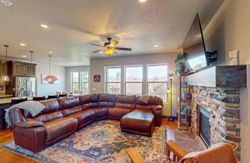 Park City House | Spacious townhome with pool private hot tub & clubhouse - Dog Friendly