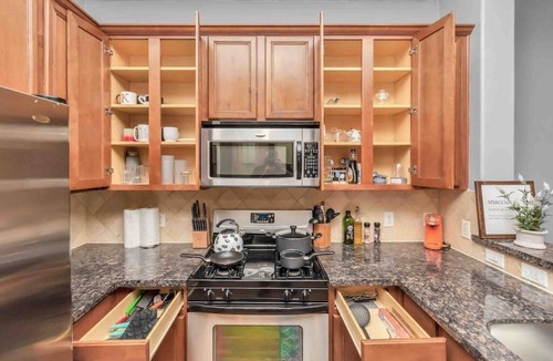 South Central Houston House | Spacious Townhome with Hot Tub in Houston