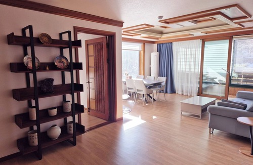 Yongin Villa | Spacious Tranquil Mountain Sunset View in Yongin-si, AC, Movie-projector, WiFi