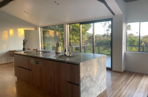 Titirangi House | Spacious tree house with stunning harbour views