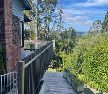Titirangi House | Spacious tree house with stunning harbour views
